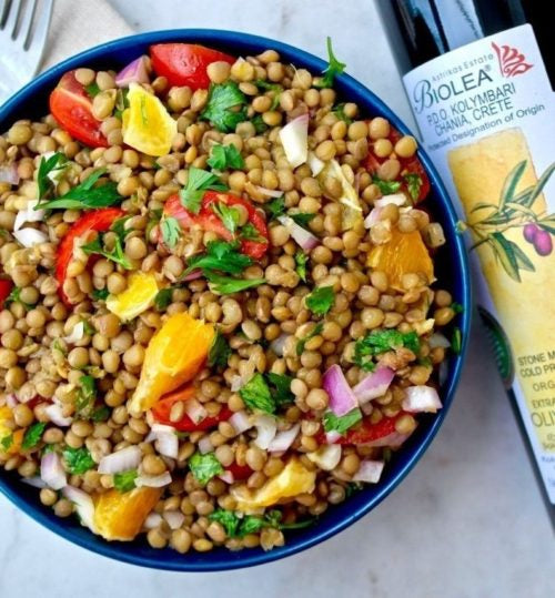 Vegán görög-mediterrán lencsesaláta